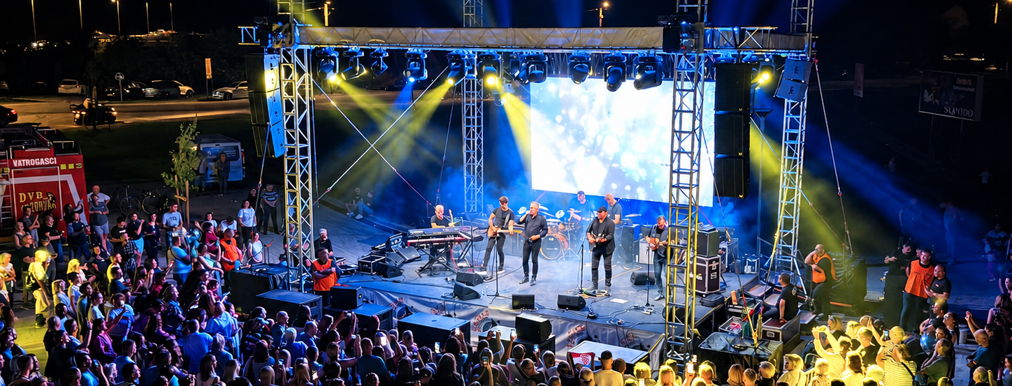 Noćni koncert pod plavim i zlatnim svjetlima